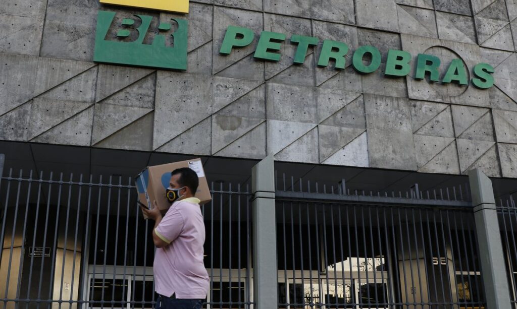 Petrobras reduz em R$ 0,44 o valor do diesel e em R$ 0,40 o da gasolina - Jornal O São Paulo