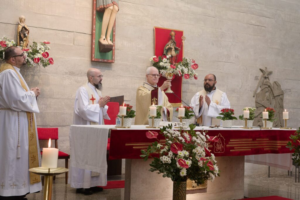Dom Rogério das Neves confere o sacramento da Crisma a jovens e adultos - Jornal O São Paulo