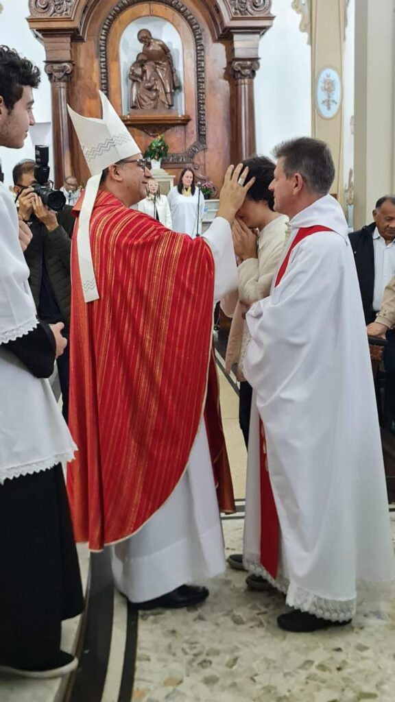 Dom Rogério das Neves confere o sacramento da Crisma a jovens e adultos - Jornal O São Paulo