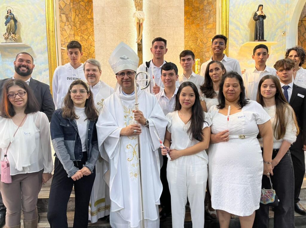 Dom Rogério das Neves confere o sacramento da Crisma a jovens e adultos - Jornal O São Paulo