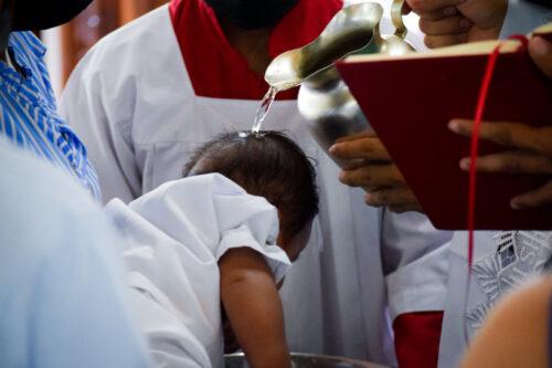 Um adolescente pode ser padrinho de Batismo se não for crismado? - Jornal O São Paulo