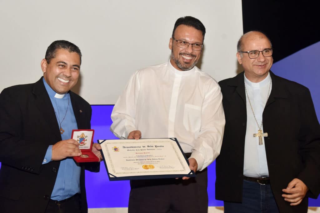 Contemplados com a Medalha São Paulo Apóstolo são reconhecidos por testemunho do Evangelho na cidade
