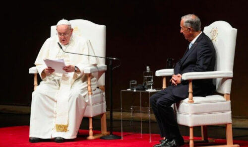 Na chegada a Portugal, Papa pede à Europa para ‘apagar focos de guerra e acender luzes de esperança’ - Jornal O São Paulo