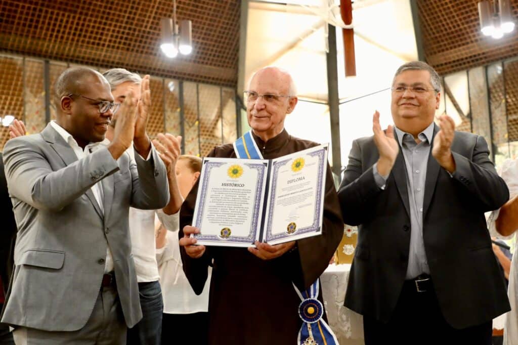 Padre Júlio Lancellotti recebe a Medalha da Ordem do Mérito do Ministério da Justiça - Jornal O São Paulo