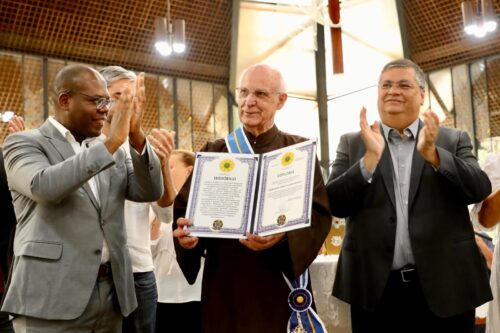Padre Júlio Lancellotti recebe a Medalha da Ordem do Mérito do Ministério da Justiça - Jornal O São Paulo