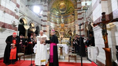 Em Marselha, Papa exorta a sacerdotes e consagrados: ‘Que os feridos da vida encontrem um porto seguro no vosso olhar’ - Jornal O São Paulo