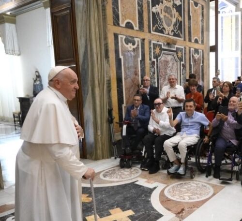 Papa: somos seres humanos e não máquinas, pessoas únicas e não peças de reposição - Jornal O São Paulo