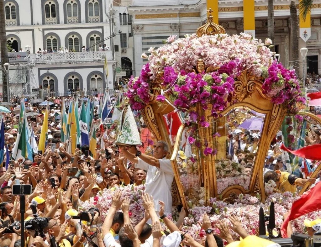 Mais de 2 milhões de fiéis participam da procissão do Círio de Nazaré - Jornal O São Paulo