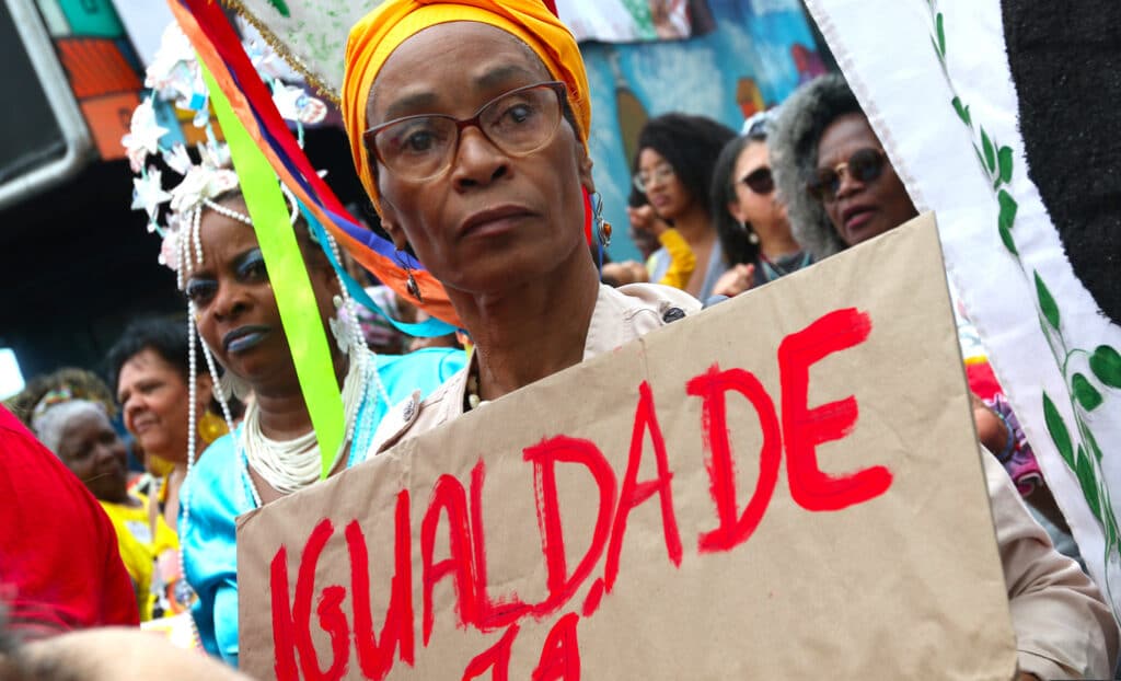 60% de casos de racismo pela internet no Brasil são contra mulheres - Jornal O São Paulo