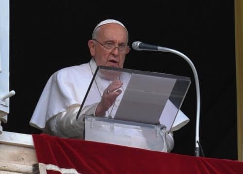 Francisco pede cessar-fogo na Terra Santa, corredores humanitários e libertação de reféns - Jornal O São Paulo