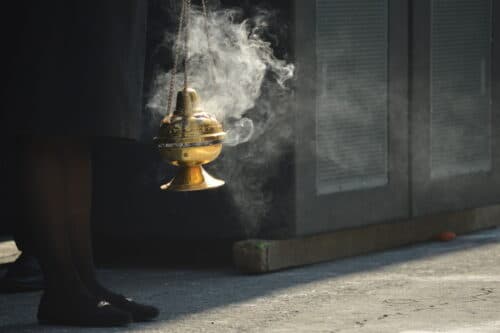 É errado acender incenso em casa? - Jornal O São Paulo