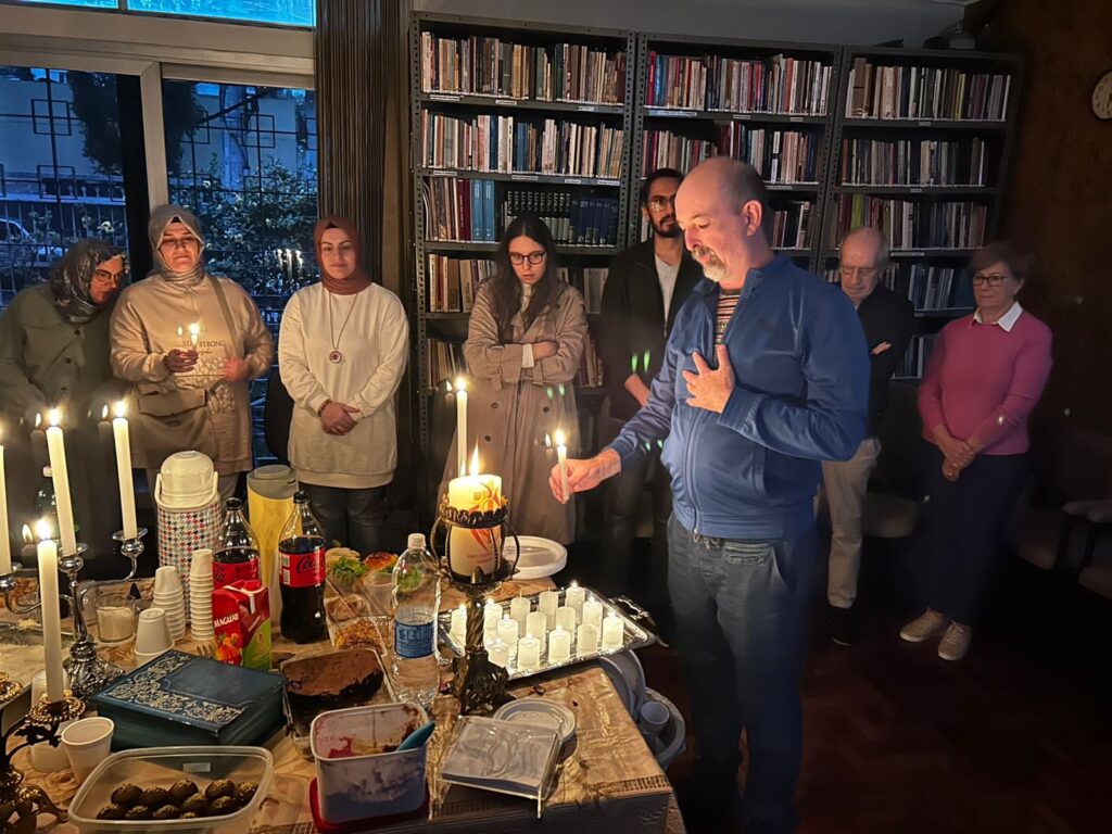 Católicos, judeus e muçulmanos rezam juntos pela paz no mundo na Casa da Reconciliação, em São Paulo