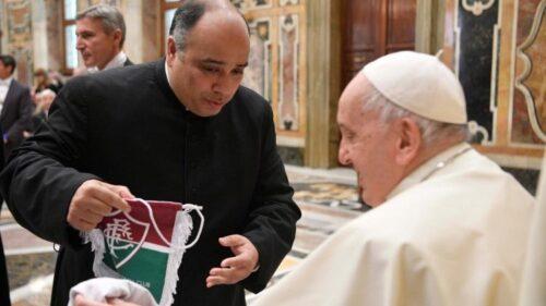 Papa encontra brasileiros no Vaticano e conhece iniciativas de inclusão através do futebol - Jornal O São Paulo