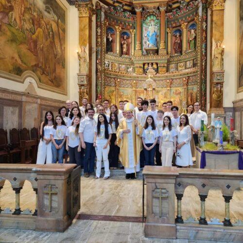 Dom Ângelo Mezzari confere o sacramento da Crisma a jovens e adultos - Jornal O São Paulo