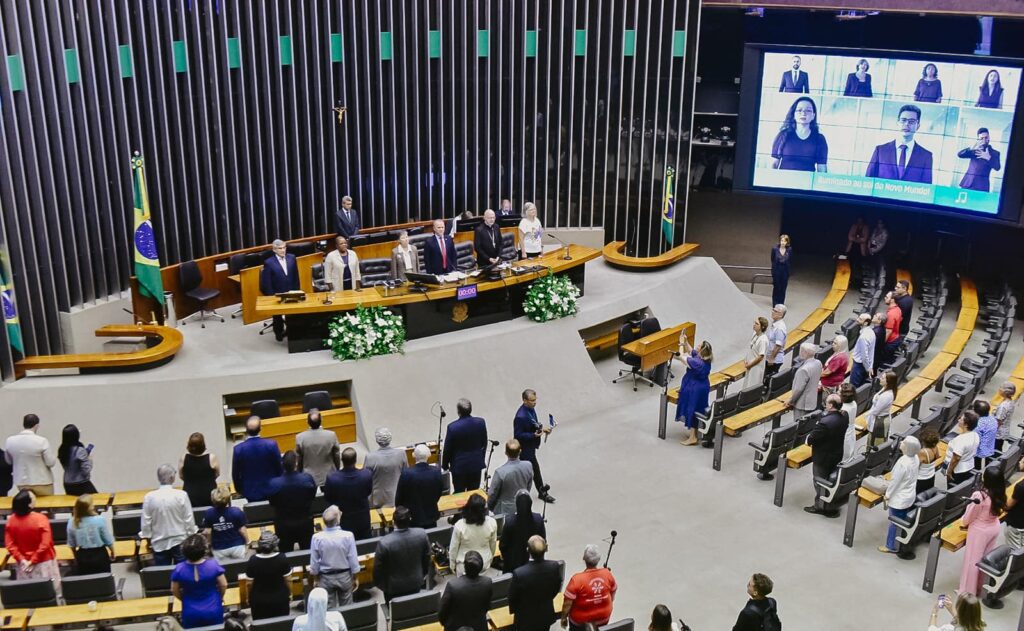 Câmara dos Deputados homenageia o Papa Francisco pelos 10 anos de pontificado - Jornal O São Paulo