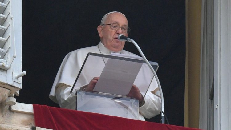 Francisco: o Batismo nos torna filhos de Deus, é um novo nascimento - Jornal O São Paulo