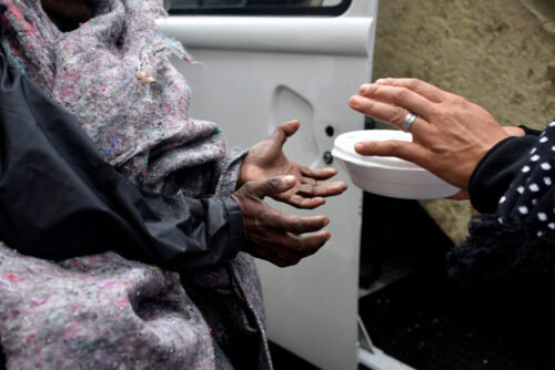 Esmola: ato de misericórdia e de amor ao próximo - Jornal O São Paulo