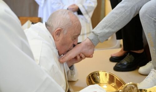 Papa lava os pés de 12 detentas de prisão feminina de Roma, em meio a muita comoção - Jornal O São Paulo