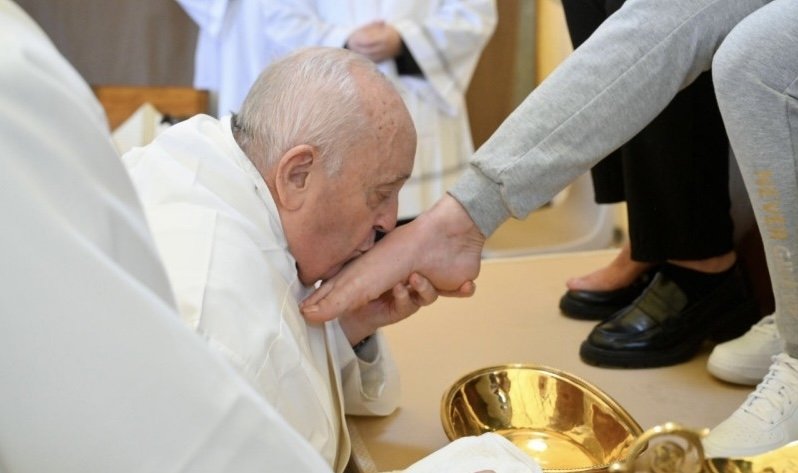 Papa lava os pés de 12 detentas de prisão feminina de Roma, em meio a muita comoção - Jornal O São Paulo