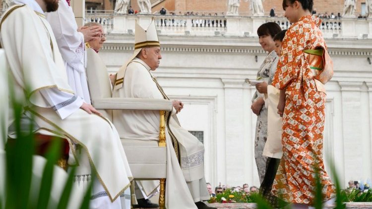 Papa na ‘Urbi et Orbi’: Remover as ‘pedras’ da guerra, do tráfico humano e das violações de direitos - Jornal O São Paulo