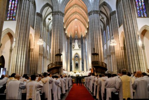 ‘Pela graça de Deus e pela unção do Espírito Santo, somos ministros de Cristo’ - Jornal O São Paulo