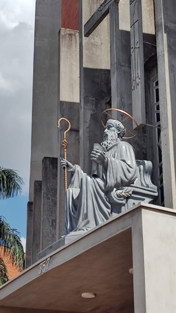 Escultura gigante de São Bento pode ser vista em paróquia na zona Sul de São Paulo