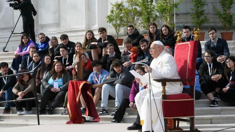 Em Veneza, Papa Francisco preside missa para 10 mil pessoas e dialoga com jovens, detentas e artistas - Jornal O São Paulo