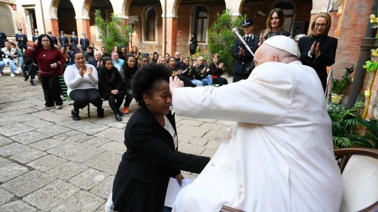 Em Veneza, Papa Francisco preside missa para 10 mil pessoas e dialoga com jovens, detentas e artistas - Jornal O São Paulo
