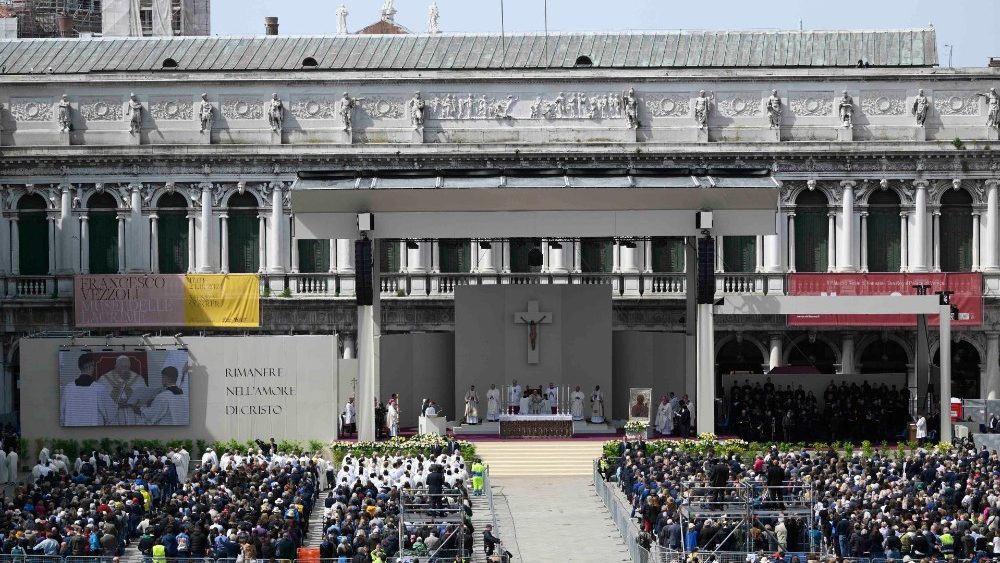 Em Veneza, Papa Francisco preside missa para 10 mil pessoas e dialoga com jovens, detentas e artistas - Jornal O São Paulo
