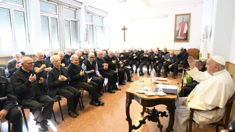 Papa se encontra com sacerdotes idosos de Roma: sigam em frente, junto com os jovens - Jornal O São Paulo
