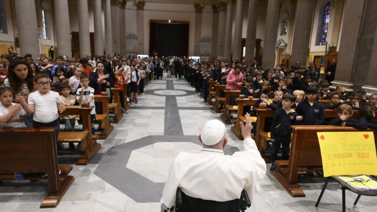 Papa se encontra com sacerdotes idosos de Roma: sigam em frente, junto com os jovens - Jornal O São Paulo