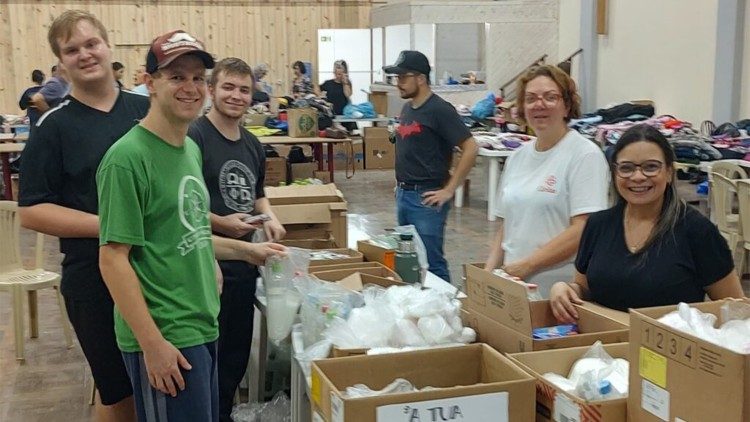 Seminaristas vivem experiência de missão com famílias afetadas pelas enchentes no RS - Jornal O São Paulo