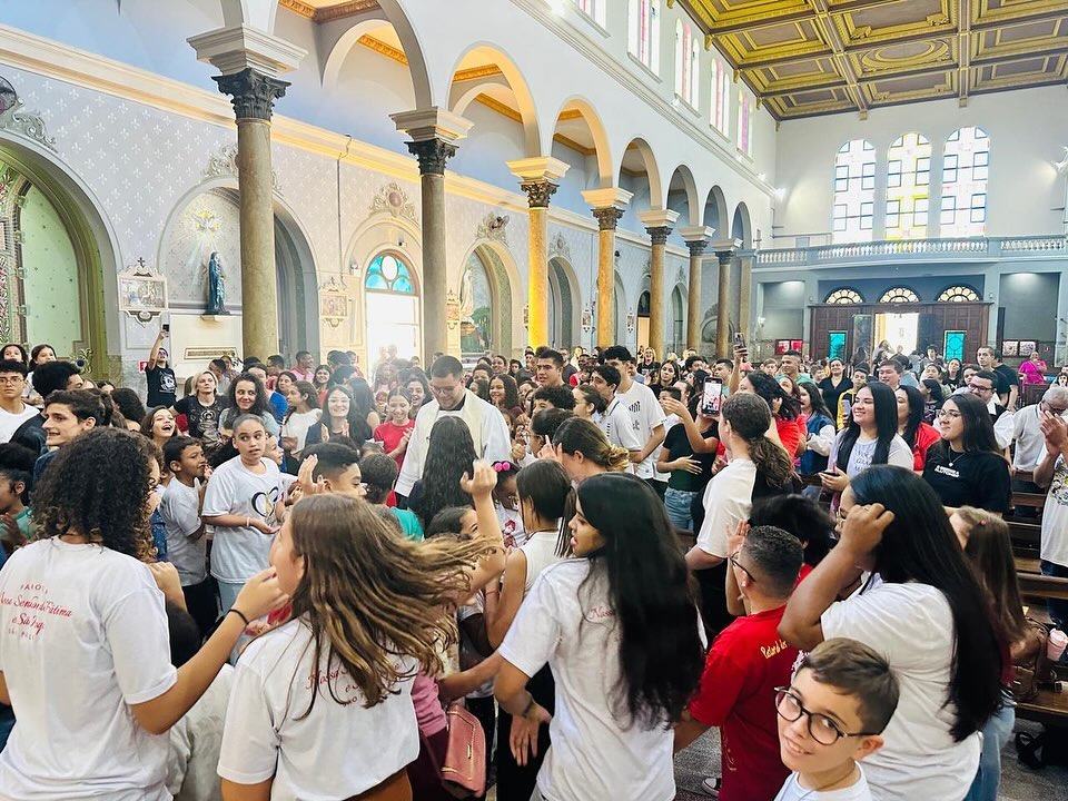 Centenas de Servidores do altar da Região Belém reúnem-se em encontro  - Jornal O São Paulo