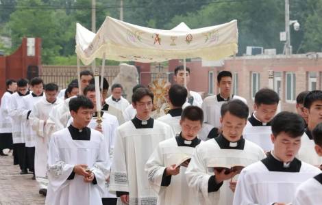 China: Procissões acontecem em todo país na festa de Corpus Christi - Jornal O São Paulo