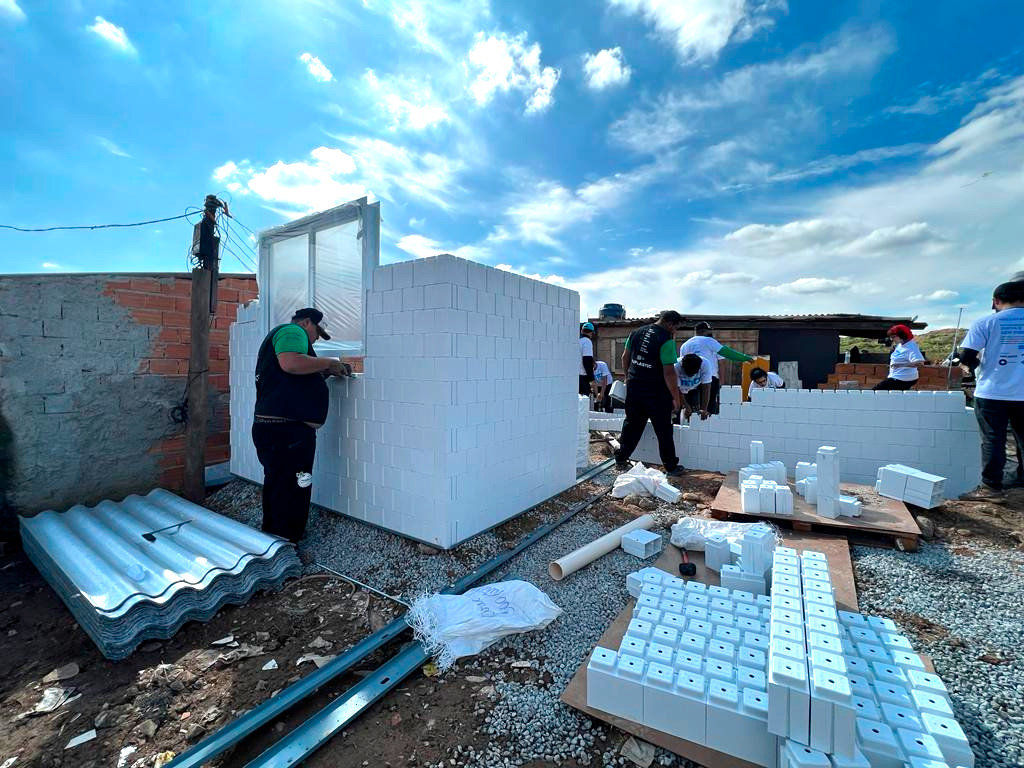 Plástico reciclado é convertido em casas populares na Grande São Paulo