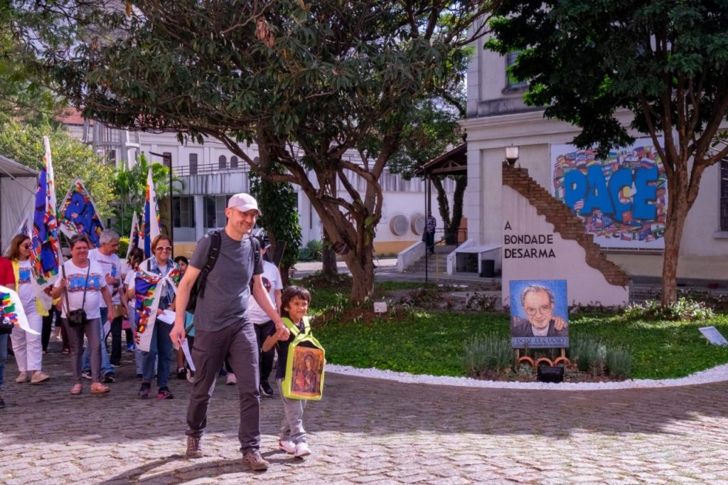 Maria, ‘Mãe dos Jovens’ caminha pelas ruas da Mooca - Jornal O São Paulo