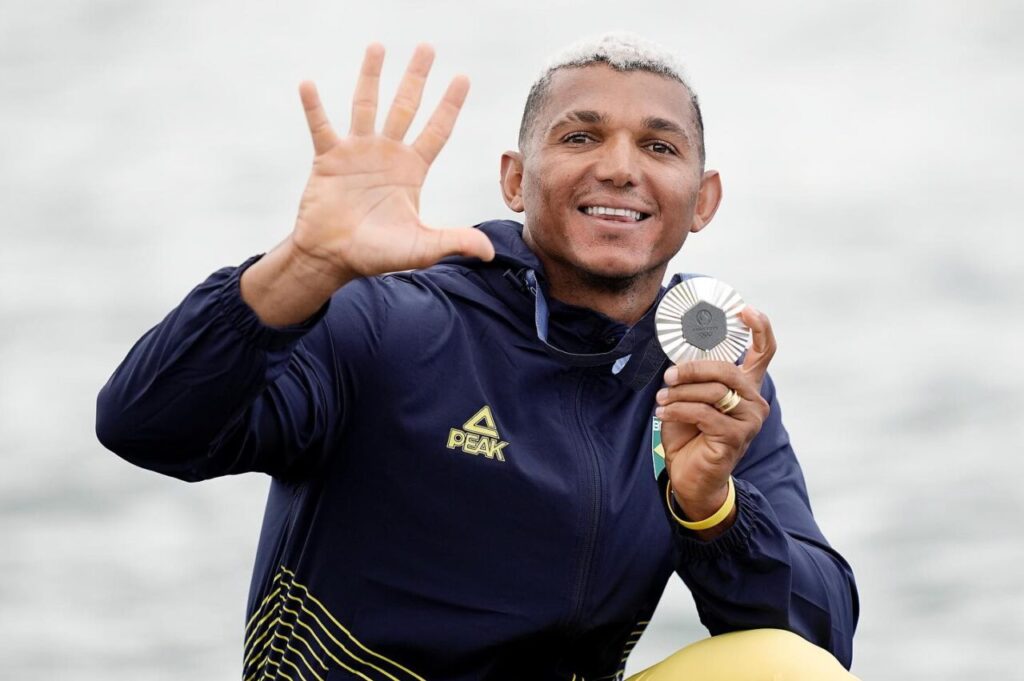 ‘Tirei força de onde não tinha’, diz Isaquias Queiroz, prata em Paris 2024 - Jornal O São Paulo