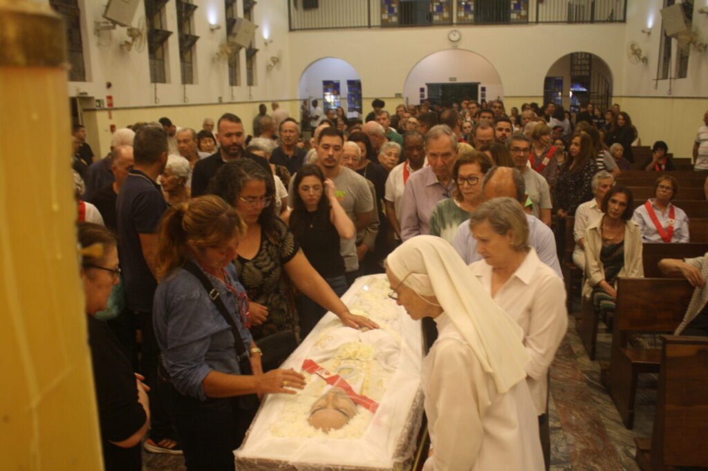 Fiéis, clérigos, familiares e amigos se despedem do Padre Cláudio José Ribeiro, morto aos 52 anos - Jornal O São Paulo