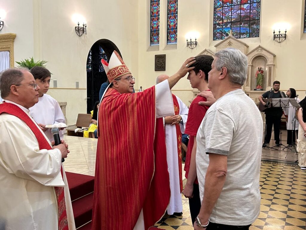 Sé: Dom Rogério preside missas com Crismas e dialoga com lideranças missionárias - Jornal O São Paulo