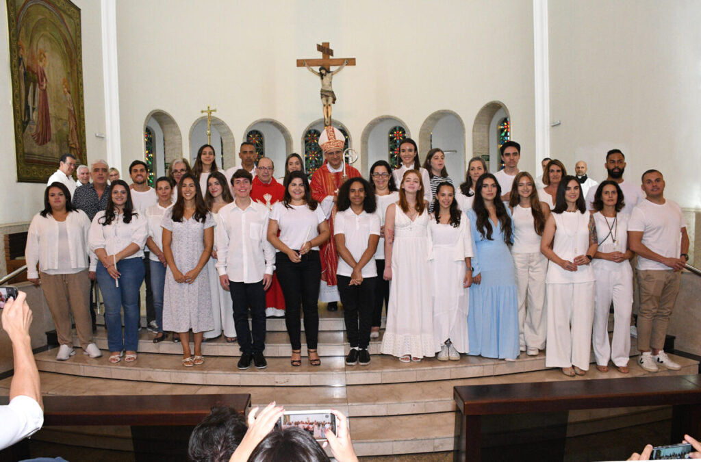 Sé: Dom Rogério preside missas com Crismas e dialoga com lideranças missionárias - Jornal O São Paulo