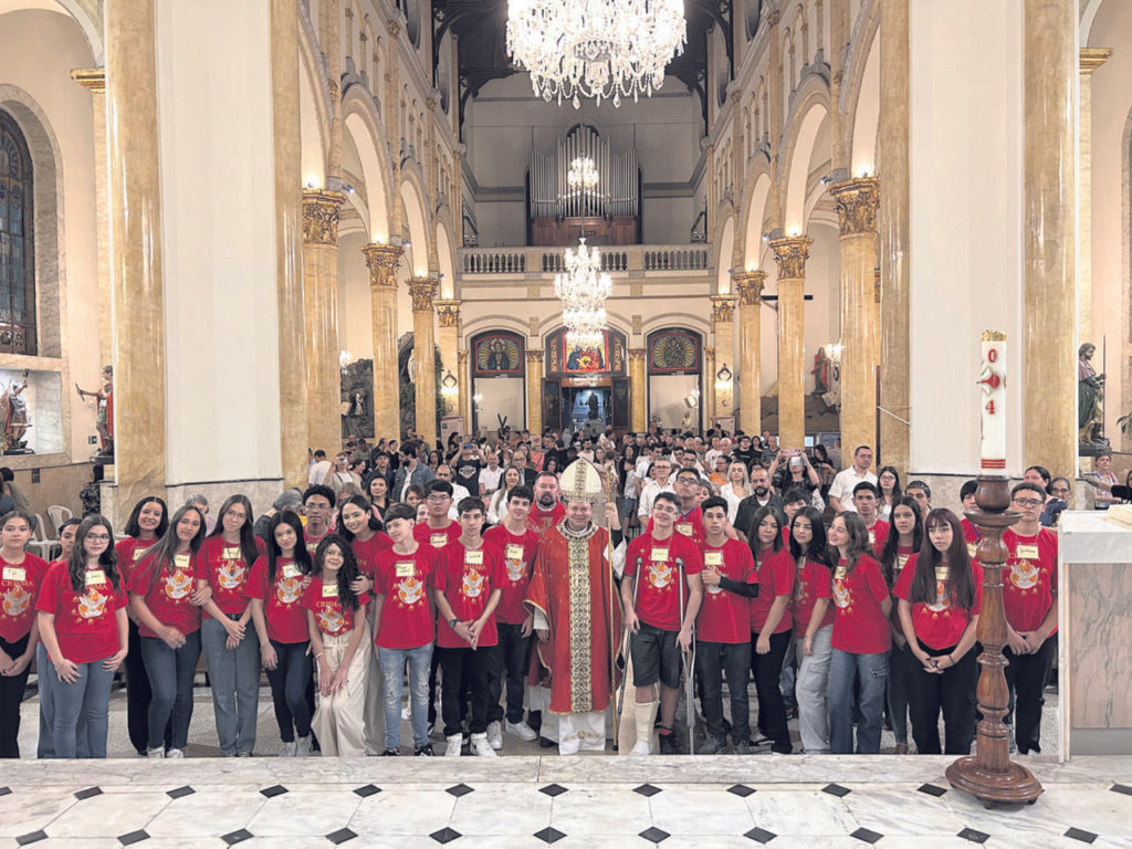 Dom Cícero preside missas com Crismas em paróquias na Região Belém - Jornal O São Paulo