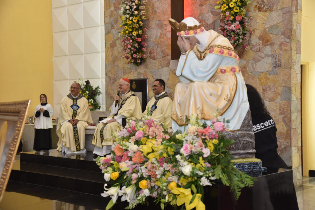Dom Odilo entrega a Padres Saletinos o estatuto do Santuário Arquidiocesano Nossa Senhora da Salette - Jornal O São Paulo