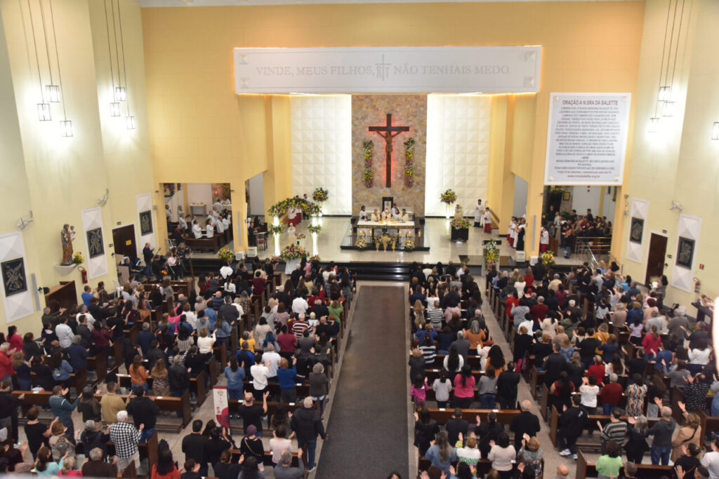 Dom Odilo entrega a Padres Saletinos o estatuto do Santuário Arquidiocesano Nossa Senhora da Salette - Jornal O São Paulo