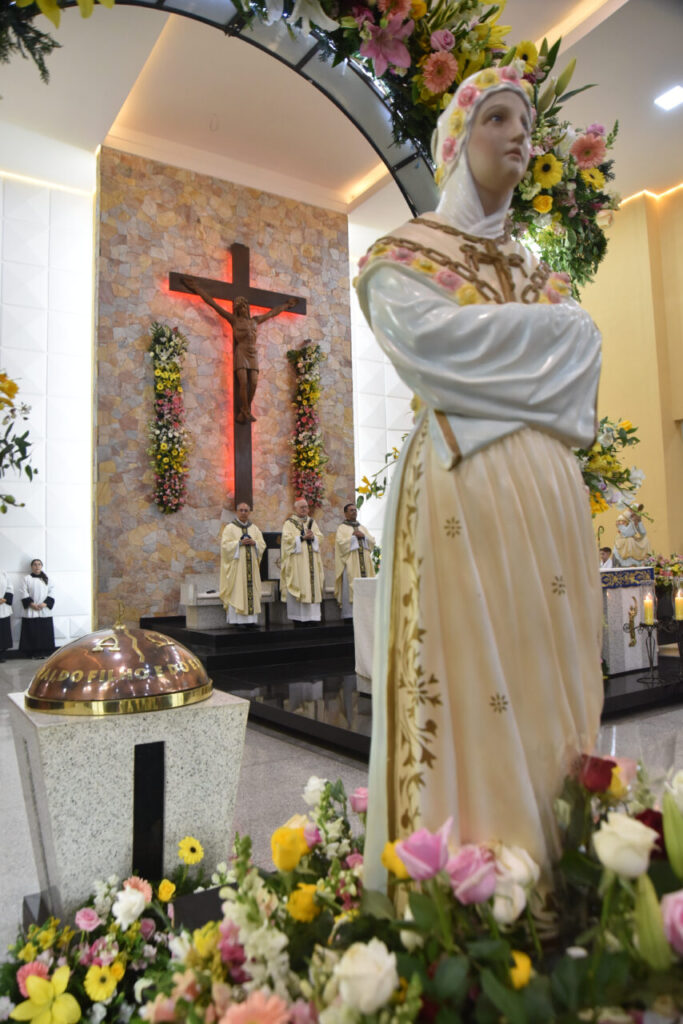 Dom Odilo entrega a Padres Saletinos o estatuto do Santuário Arquidiocesano Nossa Senhora da Salette - Jornal O São Paulo