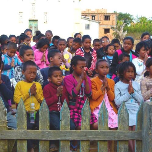 ACN convida as crianças a participar da campanha “Um milhão de crianças rezam o Terço pela paz” - Jornal O São Paulo