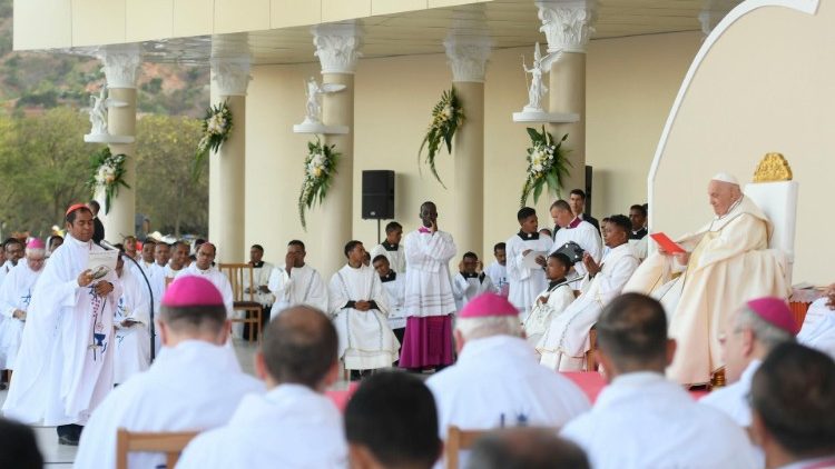 ‘Não tenhamos medo de nos tornarmos pequenos diante de Deus’, exorta o Papa em missa em Timor-Leste - Jornal O São Paulo