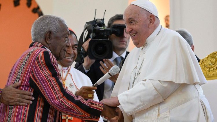 ‘Vós sois o perfume do Evangelho neste país’, diz o Papa a leigos, religiosos e clérigos em Timor-Leste - Jornal O São Paulo