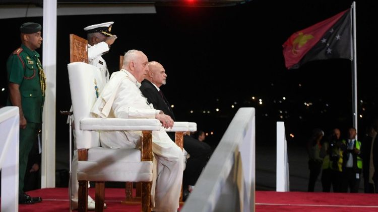 Francisco chega a Papua Nova Guiné - Jornal O São Paulo