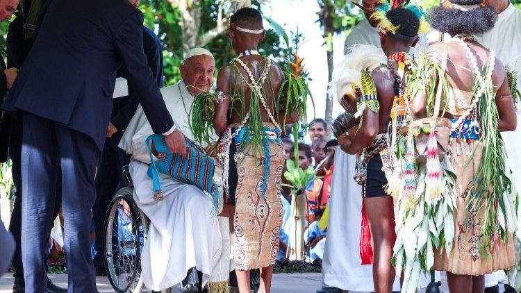 Papa visita católicos em Vanimo, a parte mais remota de Papua-Nova Guiné - Jornal O São Paulo
