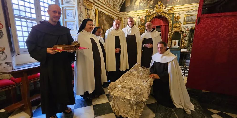 Monges carmelitas atestam que o corpo de Santa Teresa continua incorrupto - Jornal O São Paulo